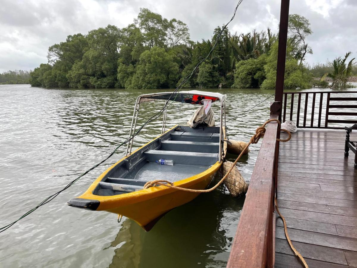 Qimmy Riverside Floating Cabin กัวลาตรังกานู ภายนอก รูปภาพ