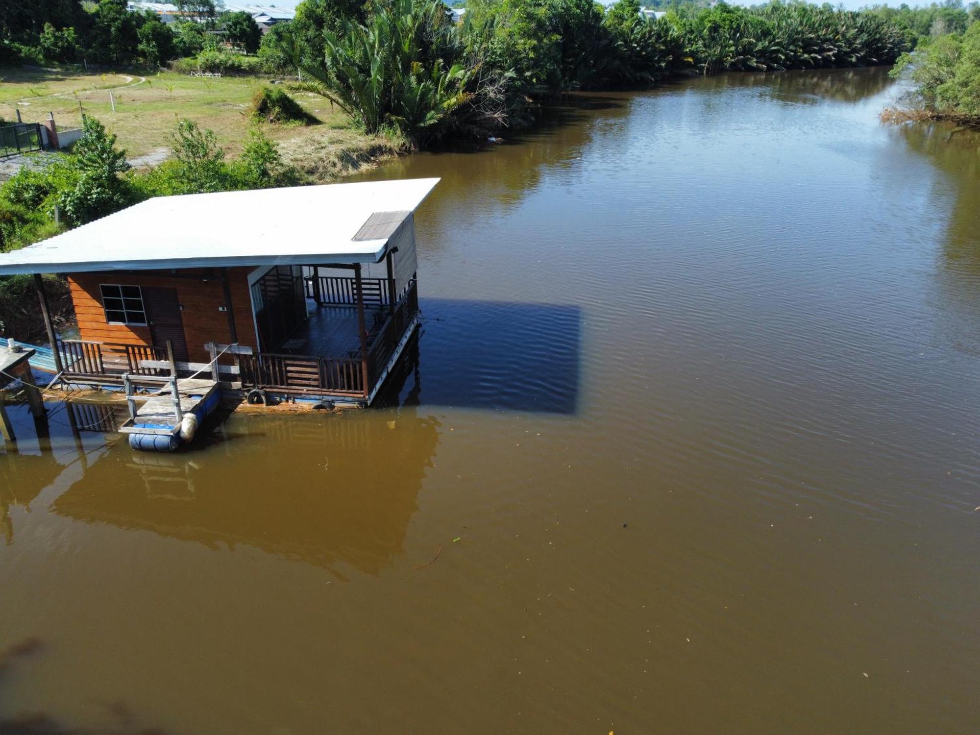 Qimmy Riverside Floating Cabin กัวลาตรังกานู ภายนอก รูปภาพ